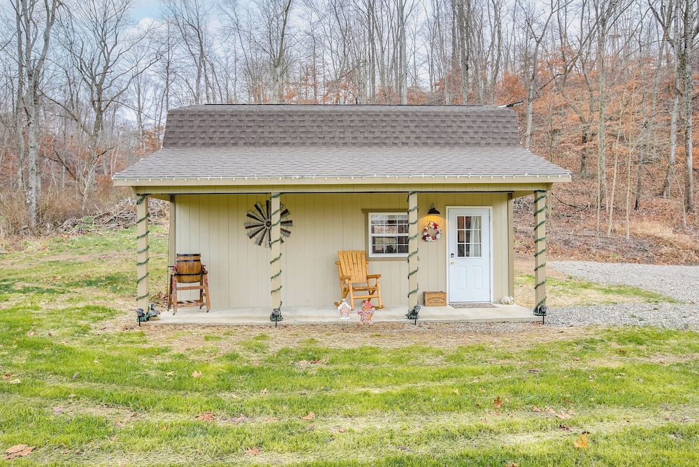 On 40 Acres: Charming Cabin in Zanesville!
