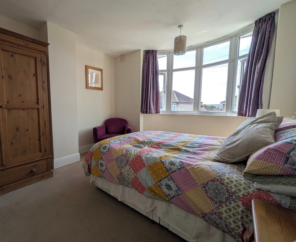 Cherry View House. 3-beds - Sleeps up to 8, Garden & Parking. Short Stays of all Types Welcome