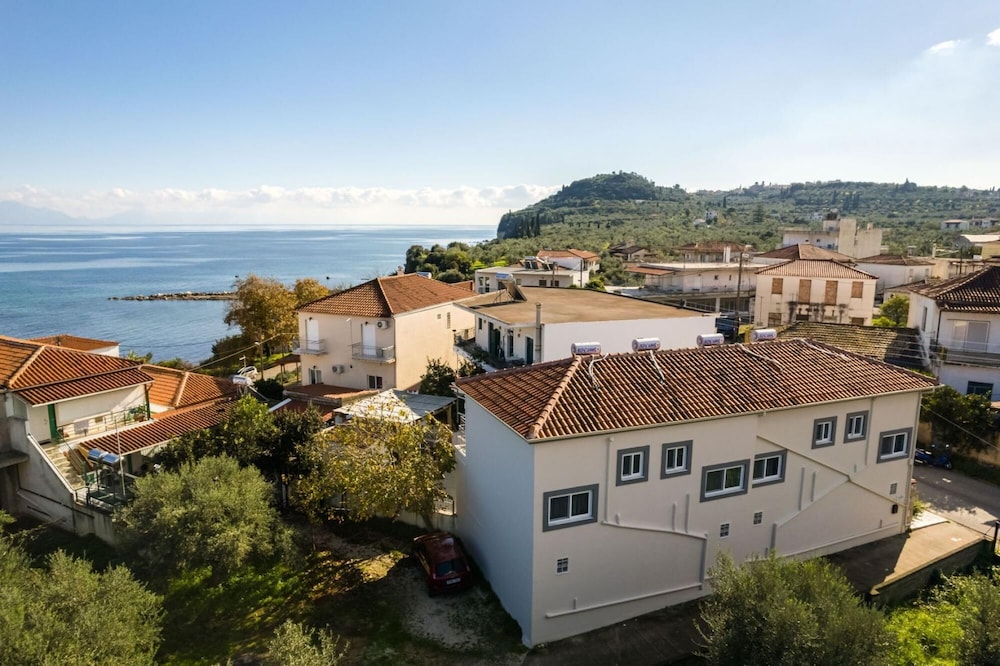 Nea Koroni Retreat - Cozy Seaside Nest view 4