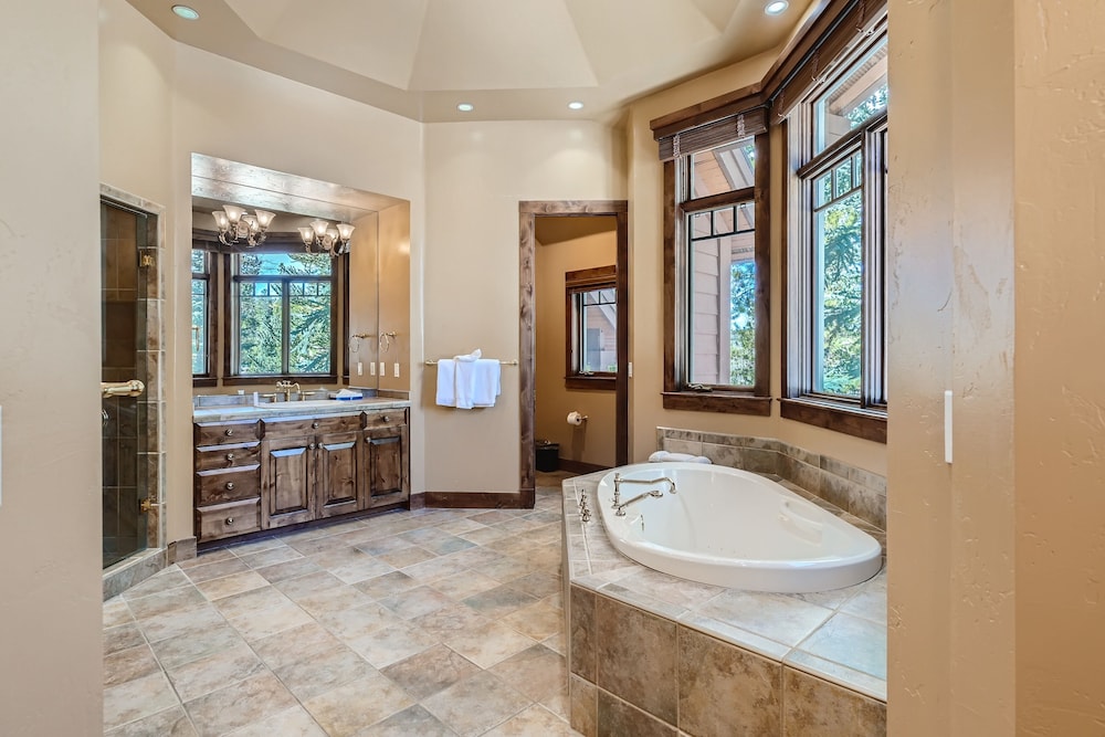 Marksberry Lodge 4 Bedroom Home by RedAwning