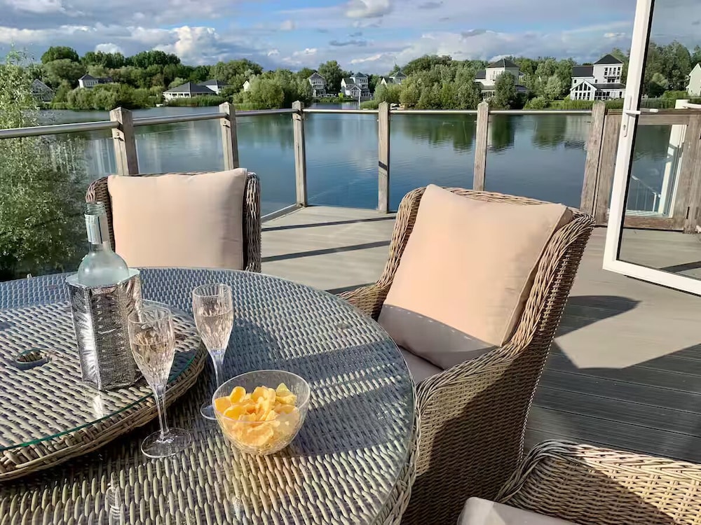 Cotswolds Lakeside Home-Summer Lake