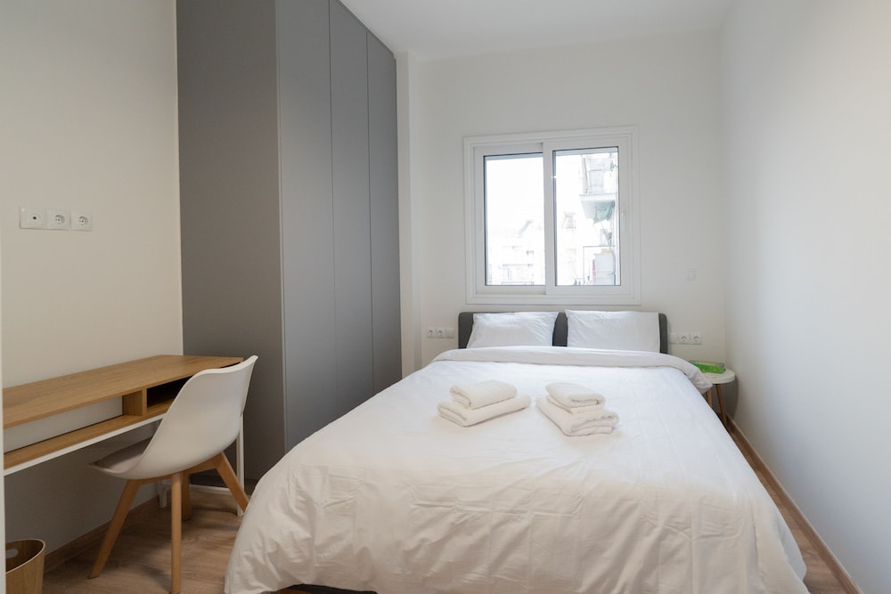 LIV - Luminous Spacious Apartment in Pagrati