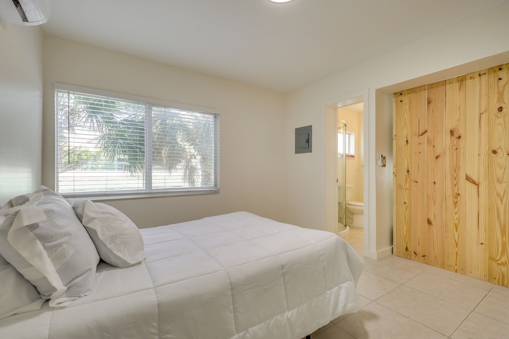 Steps to Pompano Beach: Couple's Retreat w/ Patio!