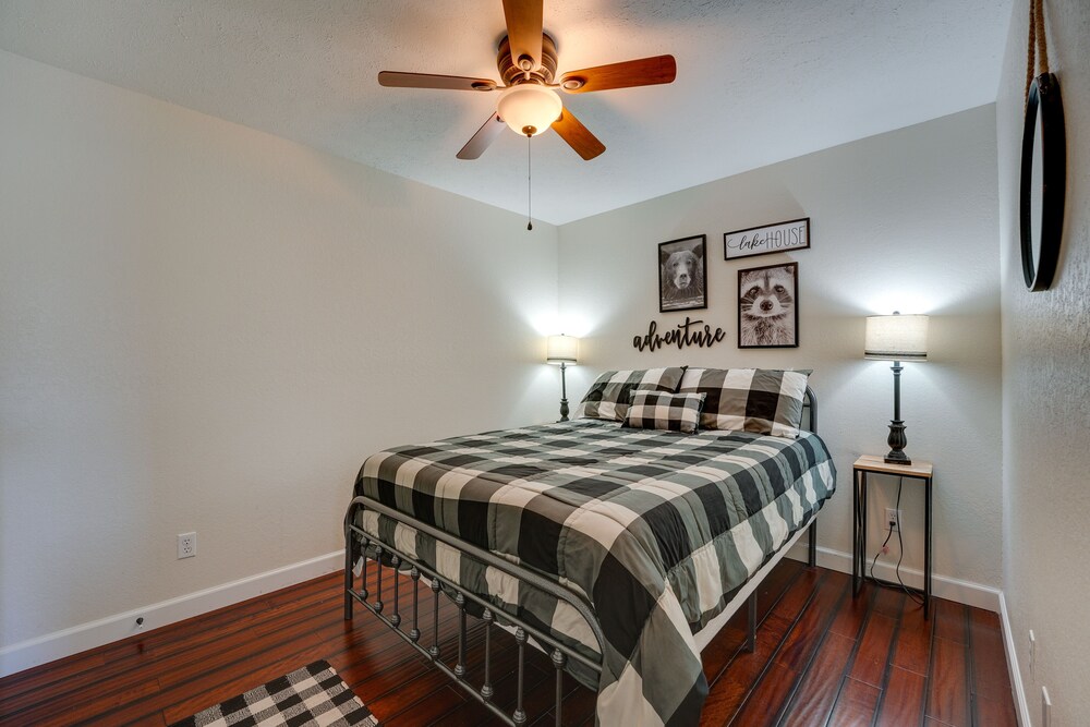 Family-friendly Missouri Vacation Rental on Water! view 3