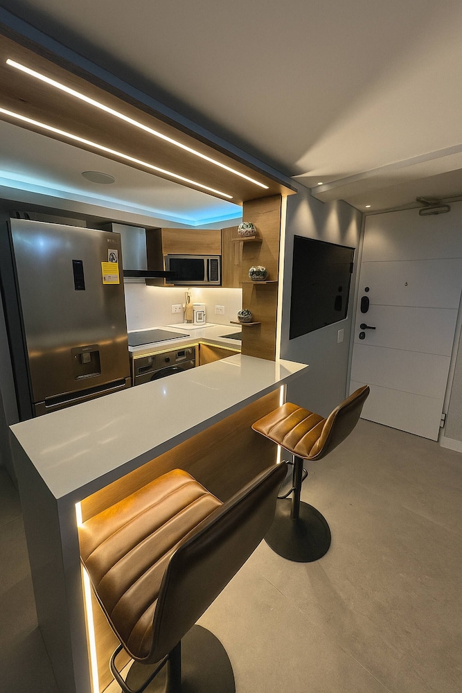 Stylish 1BR Getaway, Jacuzzi, Fireplace, Gym and AC