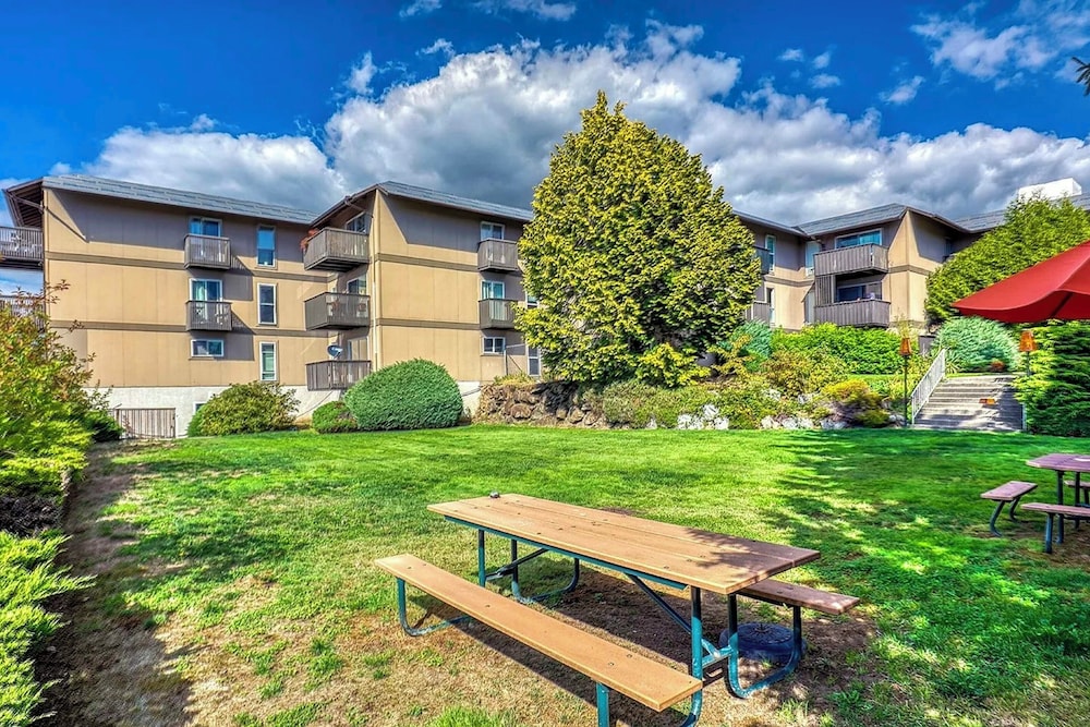 Modern Home Between Seattle, Tacoma & SEA Airport