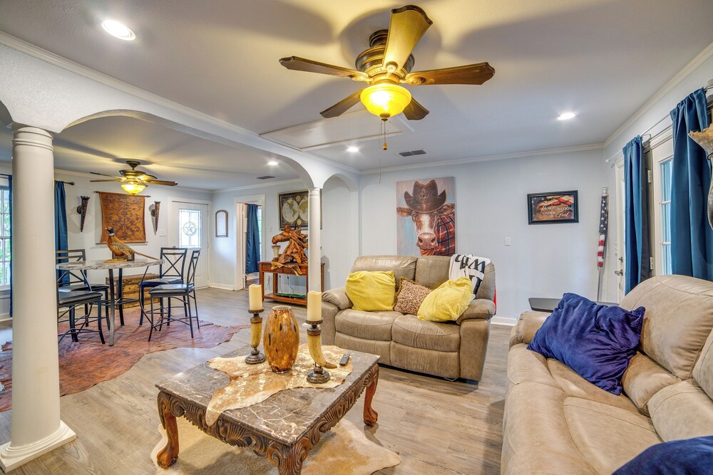 7 Mi to Lake Fork: Cottage w/ Deck in Quitman
