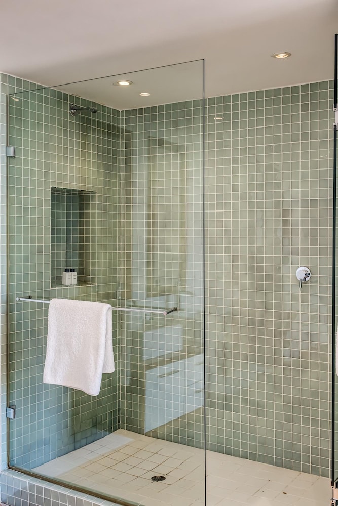 Contemporary 2bed in Art Deco Heritage Site Elevea