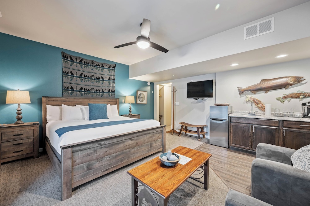 All Seasons River Inn