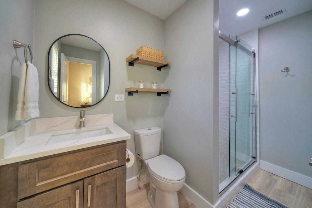 Sleeps 22 3 Condos in Beachfront Complex w/ Pool, Pickleball Island Retreat