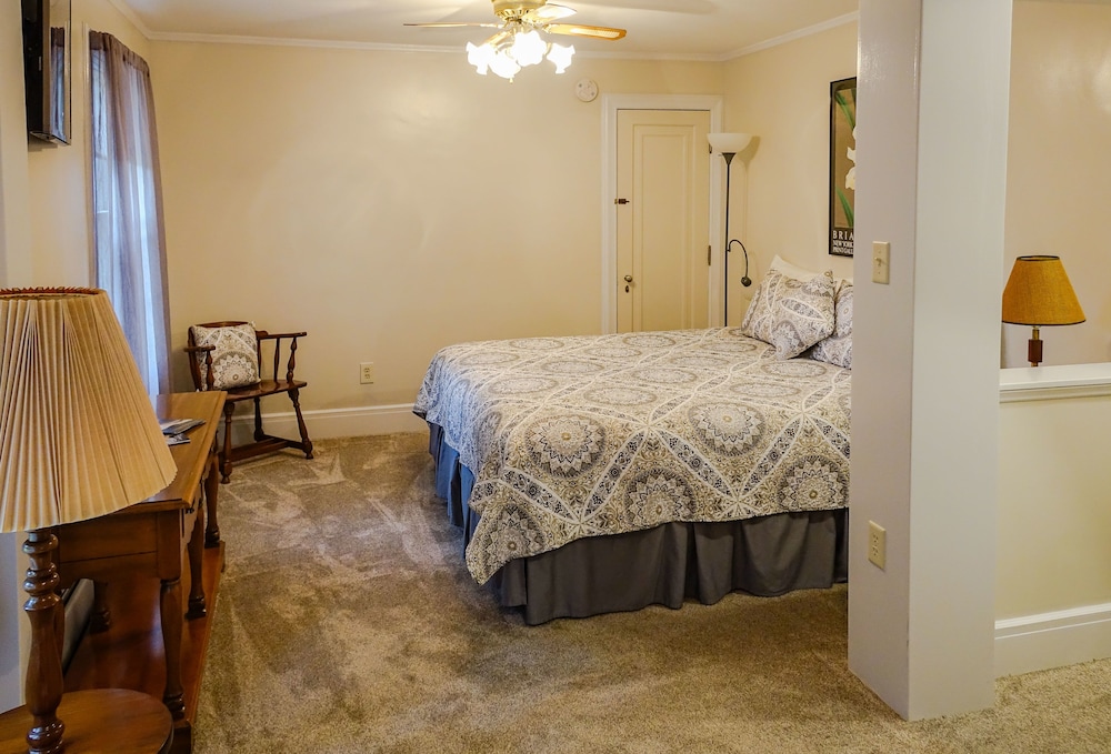 Maple Springs Lake Side Inn