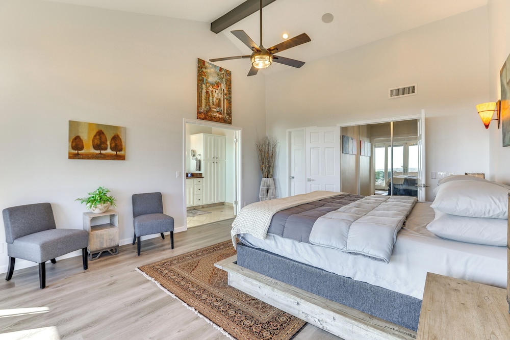 Mtn & City Views: Stunning Villa in Phoenix!