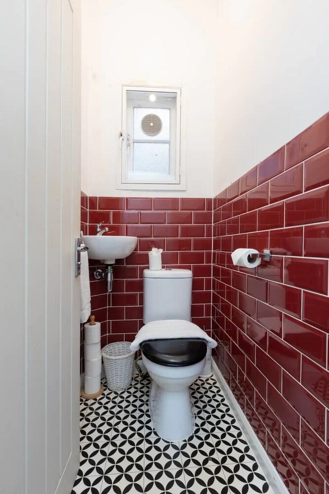 Spacious 5 Bedroom Home in Camden