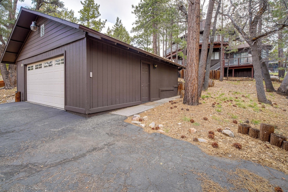 Big Bear Cabin w/ Hot Tub < 3 Mi to Skiing!