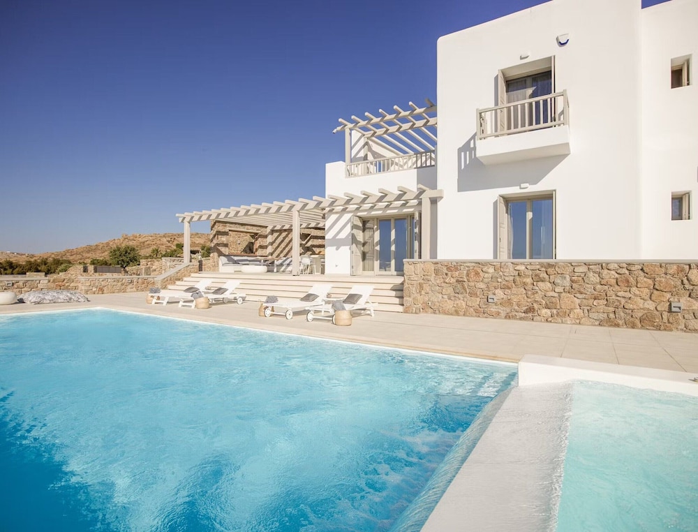 Nice Villa at Kalafatis Beach