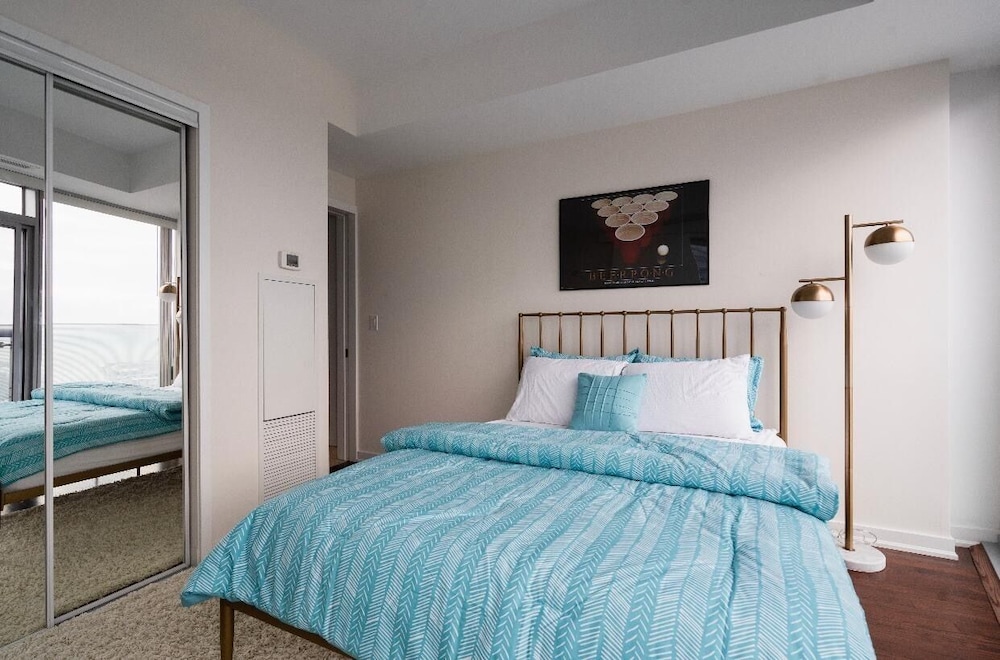 CN Tower Facing, Parking, King Bed - Image 3