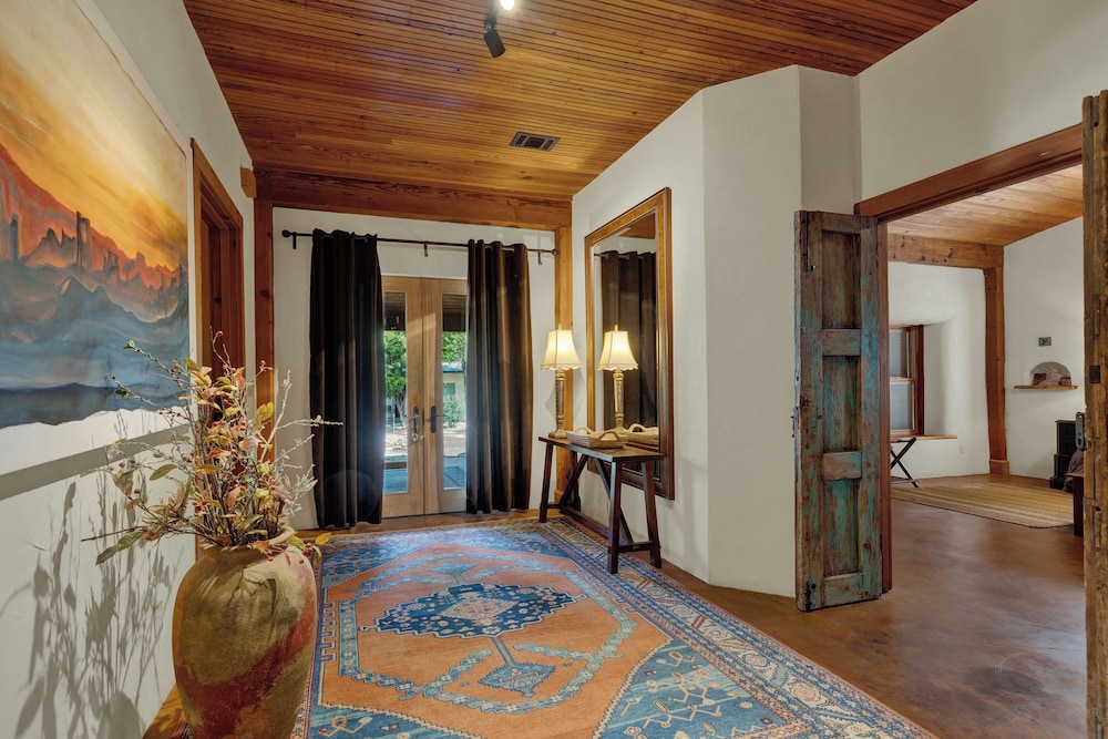 The Willows Retreat - Sleeps 17, Hot-tubs, Close to Main Street!