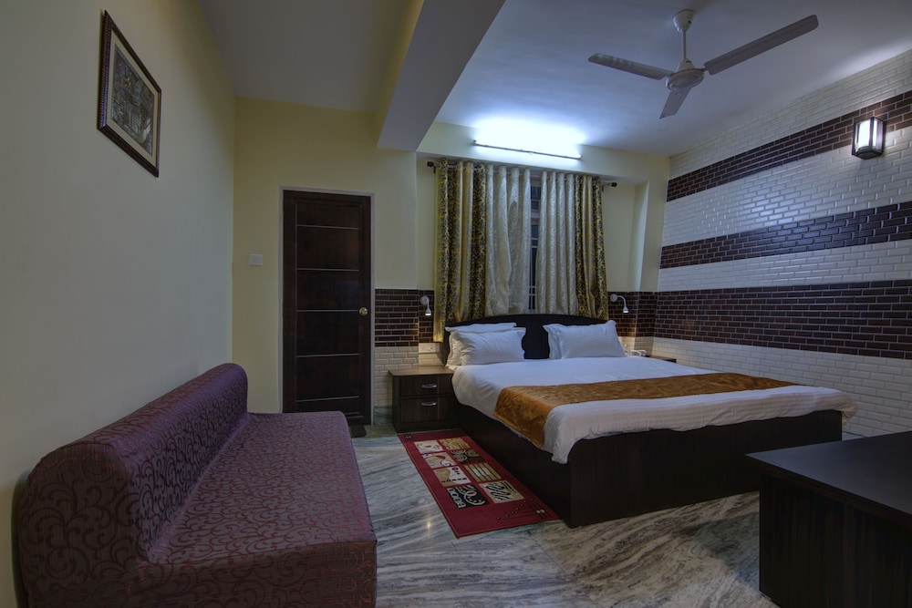 OYO 13465 Greendot Hotel