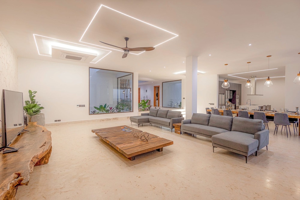 6BR Oceanfront Bliss With Private Chef and Pool