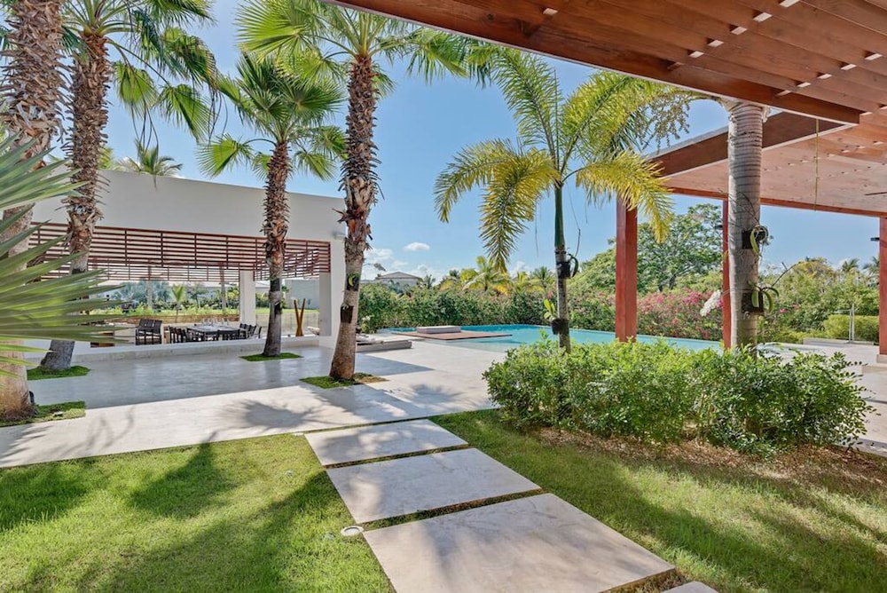 Modern Oasis Stunning Views of Golf Course River