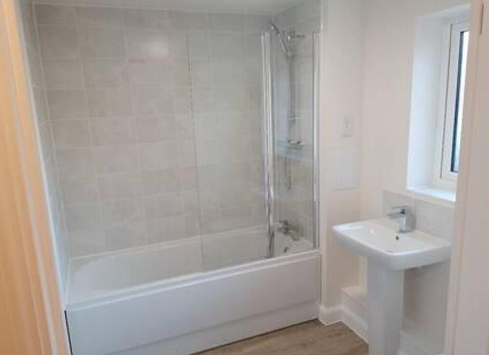 Remarkable 1-bed Apartment in Luton view 5