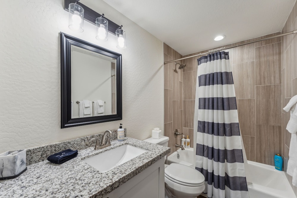 Scenic Golf Retreat With Modern Comforts & Fireplace 4 Bedroom Townhouse