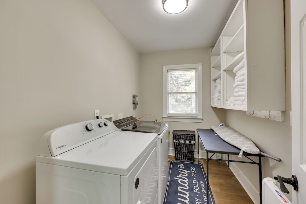 < 2 Mi to Ecu: Cozy Greenville Getaway w/ Porch!
