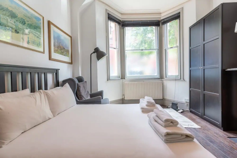 Eclectic 2 Bedroom Victorian era Apartment in Oval