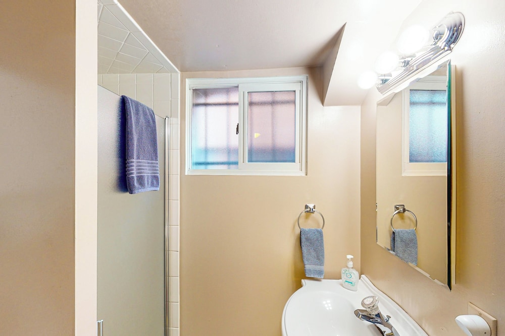 Elati Guesthouse: Walkable Home in Arts District