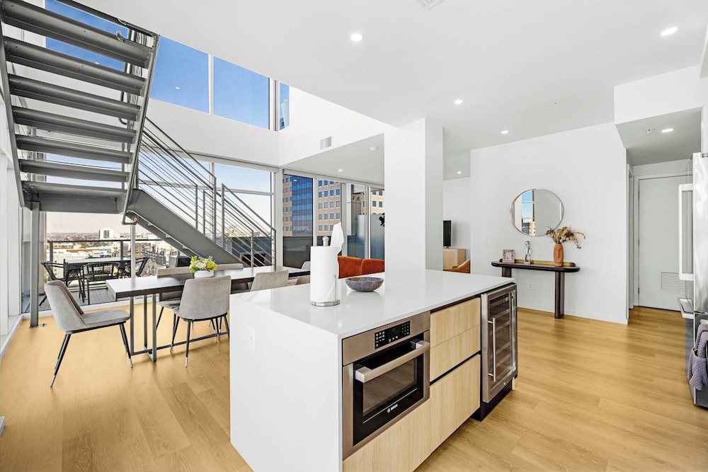 @marbella Lane - Chic 2BR Penthouse w/ Ocean Views