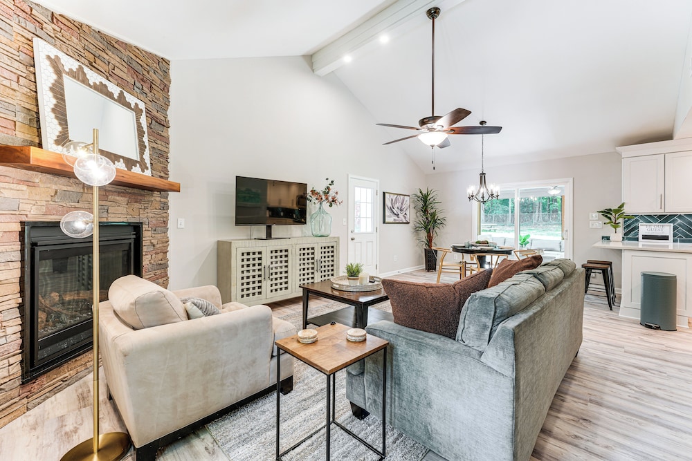 < 2 Mi to Dtwn Alpharetta: Home w/ Screened Porch!