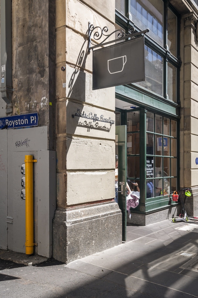 Classic 1-bed City Stay Near Eateries and Laneways