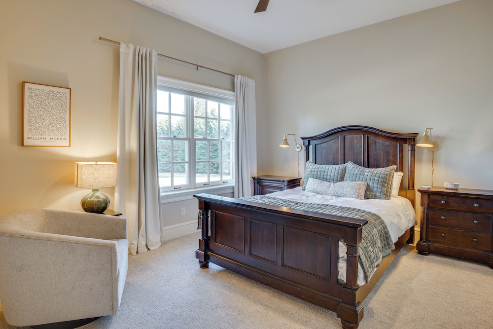 Lake Michigan Gem: Private Beach & Game Room