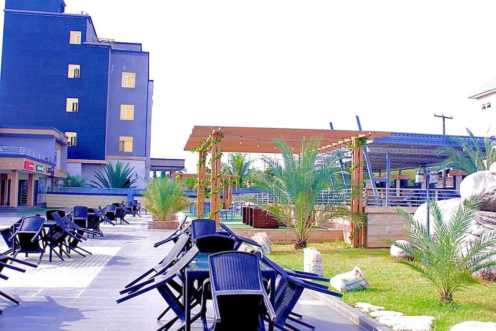 Maxbe Continental Hotel