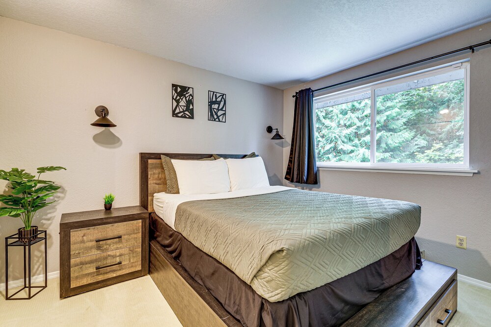 Walk to Lake Stevens: Duplex w/ Fire Pit!