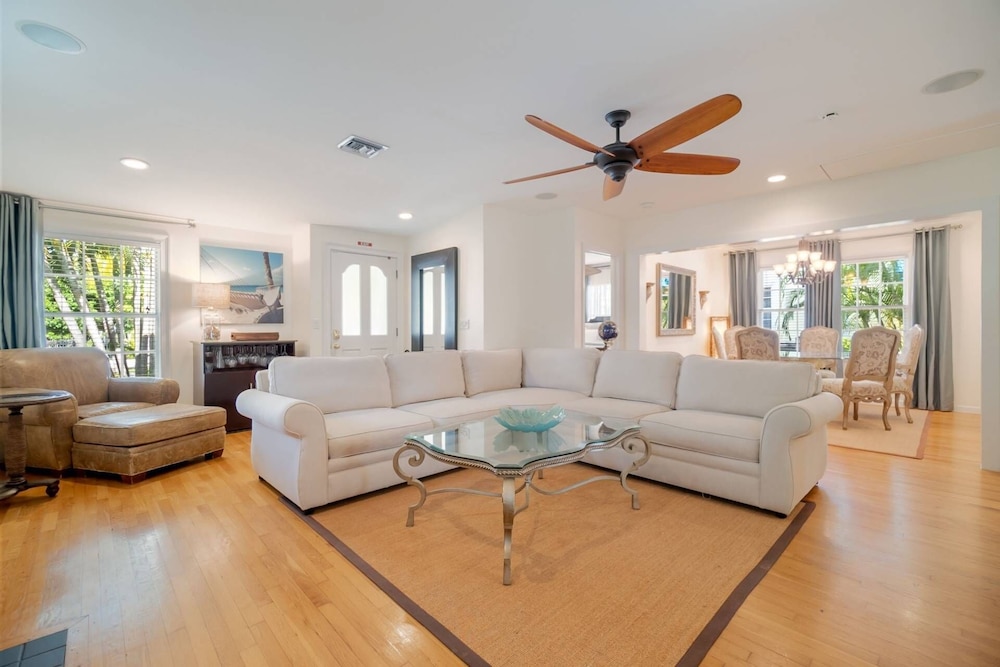 Coco Plum Cottage, Walking Distance to Cityplace, Museums, Restaurants, Shops, W/pool view 5