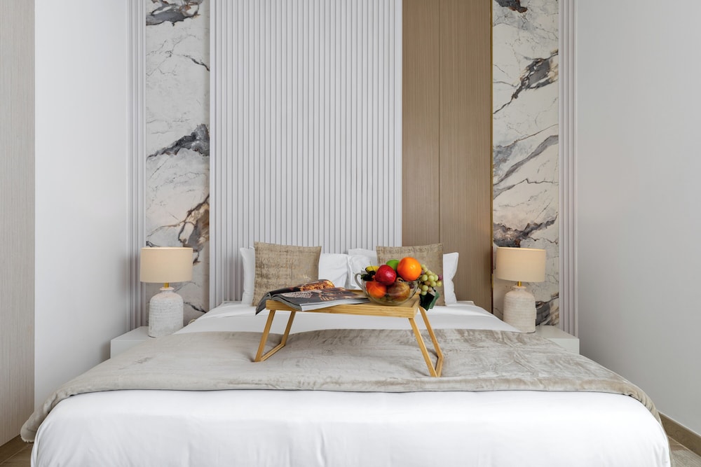 Maison Privee - Sleek Yas Getaway w/ Ferrari World and Canal Views