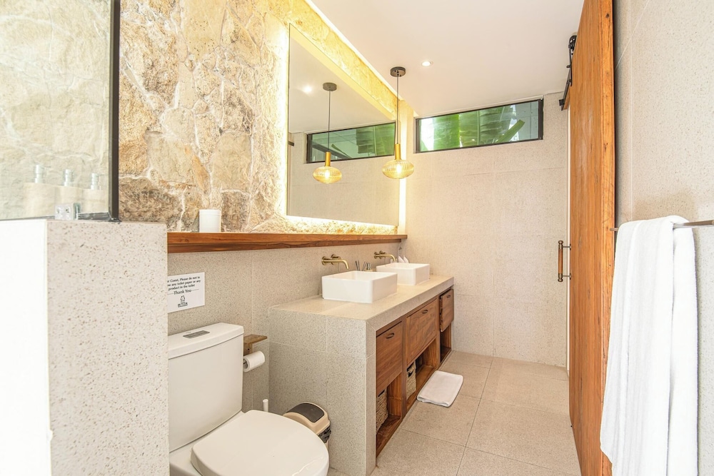 Chic 4-br Villa in Central Seminyak, Beach 5 Mins