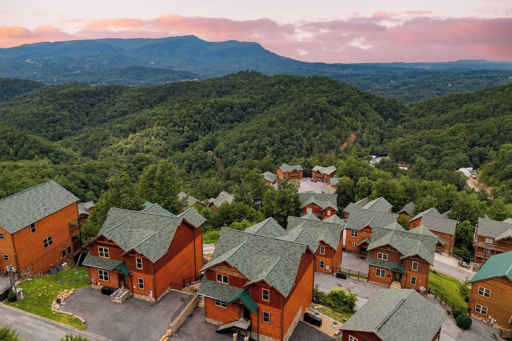 All Fun & Games by Avantstay Indoor Pool, Game Room, Theater, Mountain Views Near Pigeon Forge & Dollywood