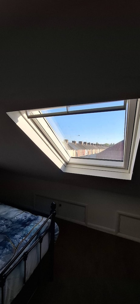 Spacious 3 Bed 2 Baths Free Wifi Central Location