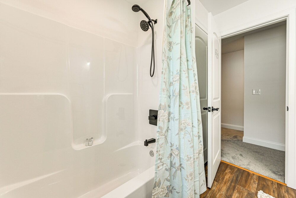1 Mi to MGM Springfield: Cozy Winter Duplex!