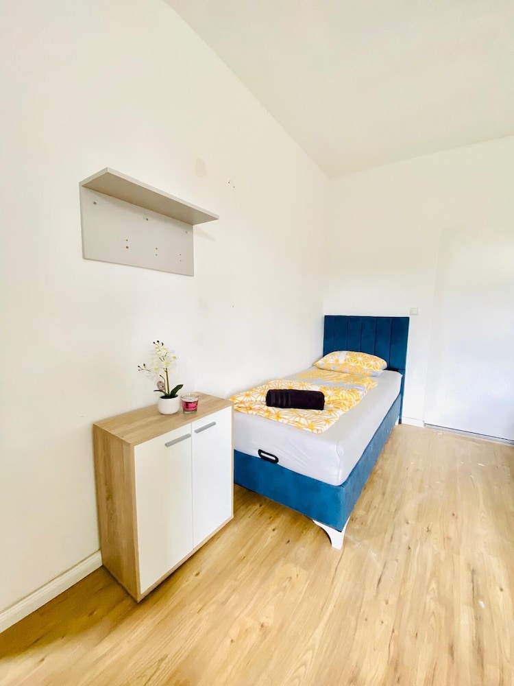 4BR Apartment for 15 Near Danube
