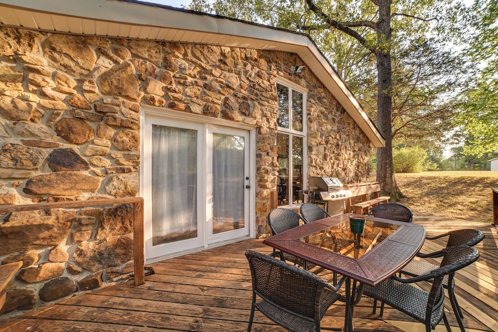 Dog-friendly Kentucky Lake Home w/ Game Room!