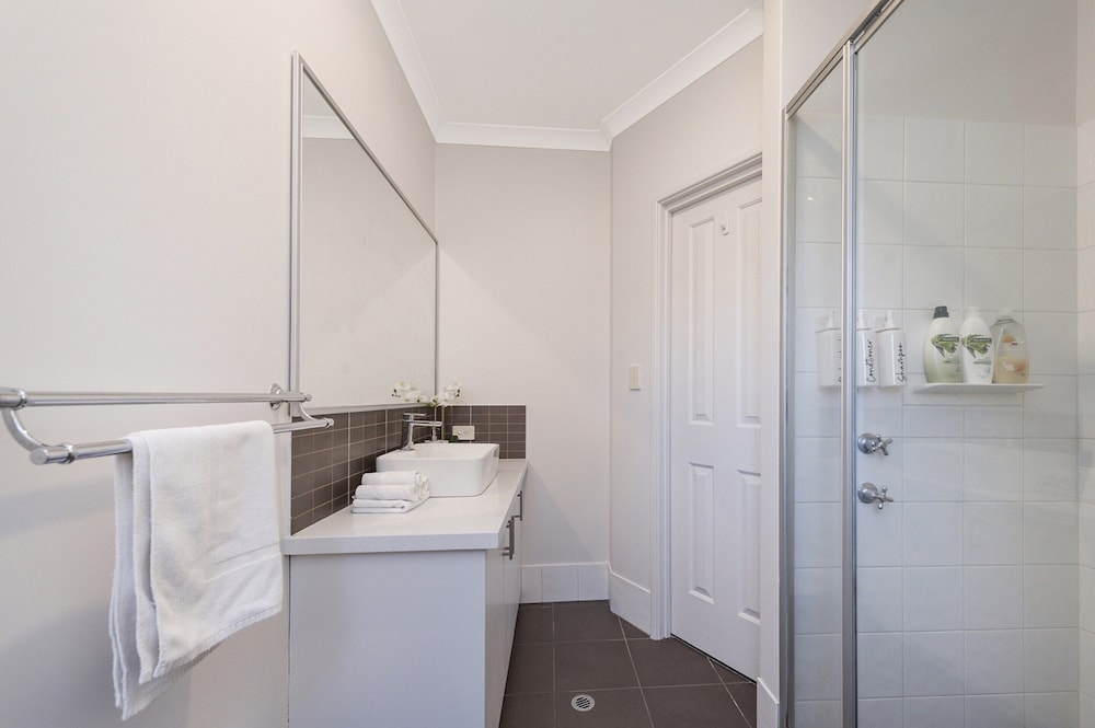 Stylish 3-bed Townhouse With Courtyard & BBQ