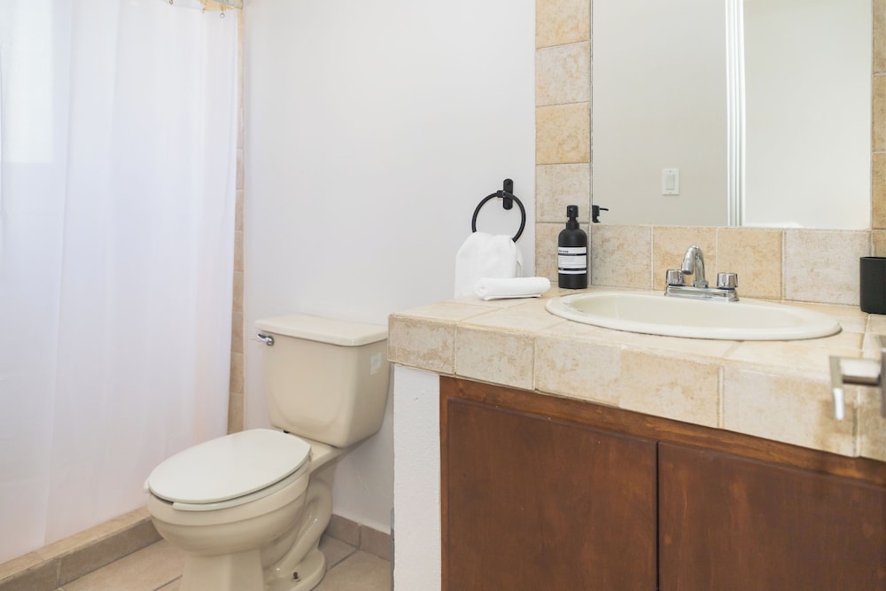 Grand Villa w Private Patio & Parking