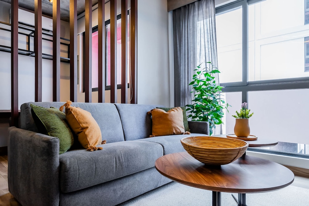 w Stunning 2BR w Great Deco in Centriqo