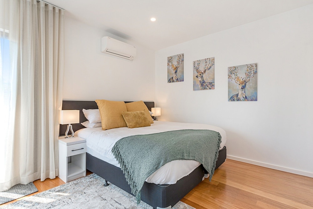 Gorgeous 3-bed House With Spacious Shared Backyard