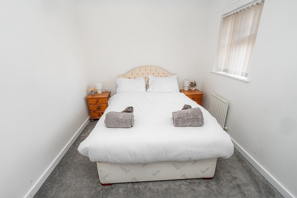 Modern 2-bed Home With Driveway Basingstoke