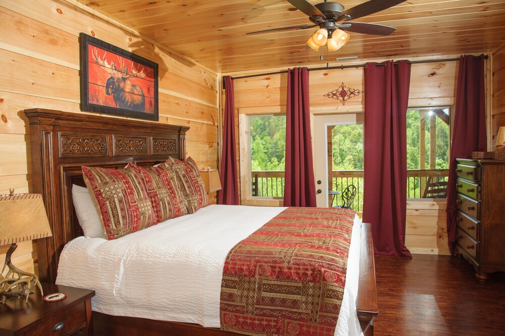 Breathtaking 14BR Cabin: Elevator Views Games Hot Tubs Galore, Billede 15