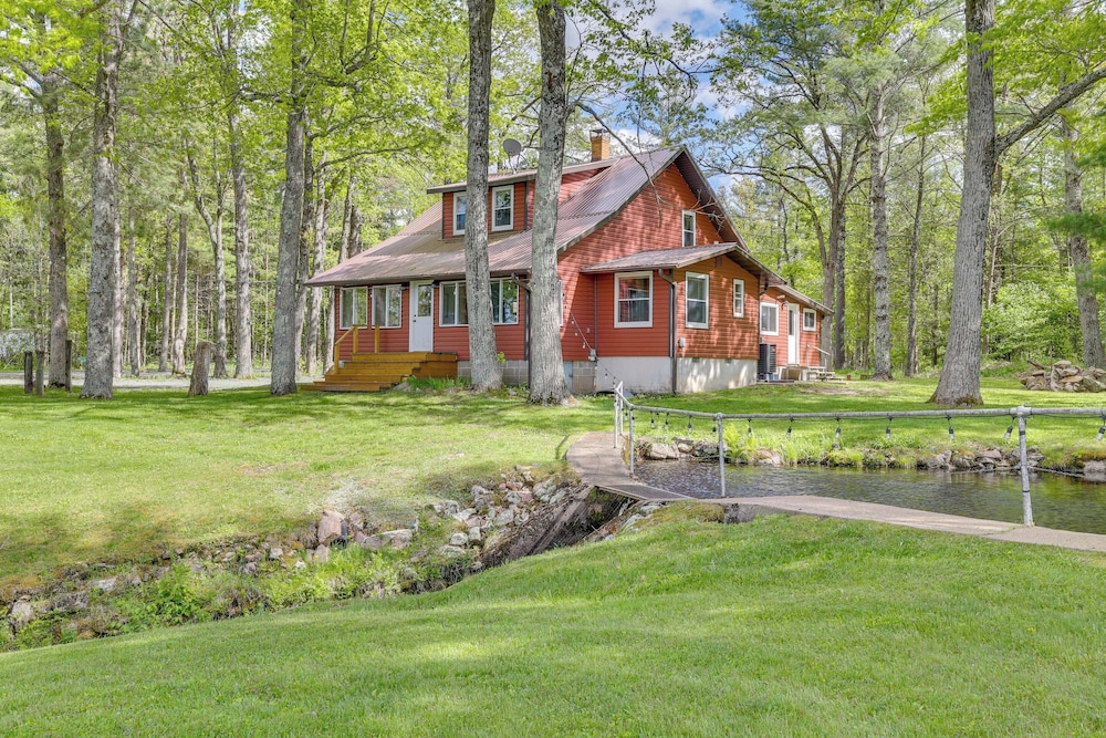 Hatfield Family Home on Lake Arbutus: Boat & Hike